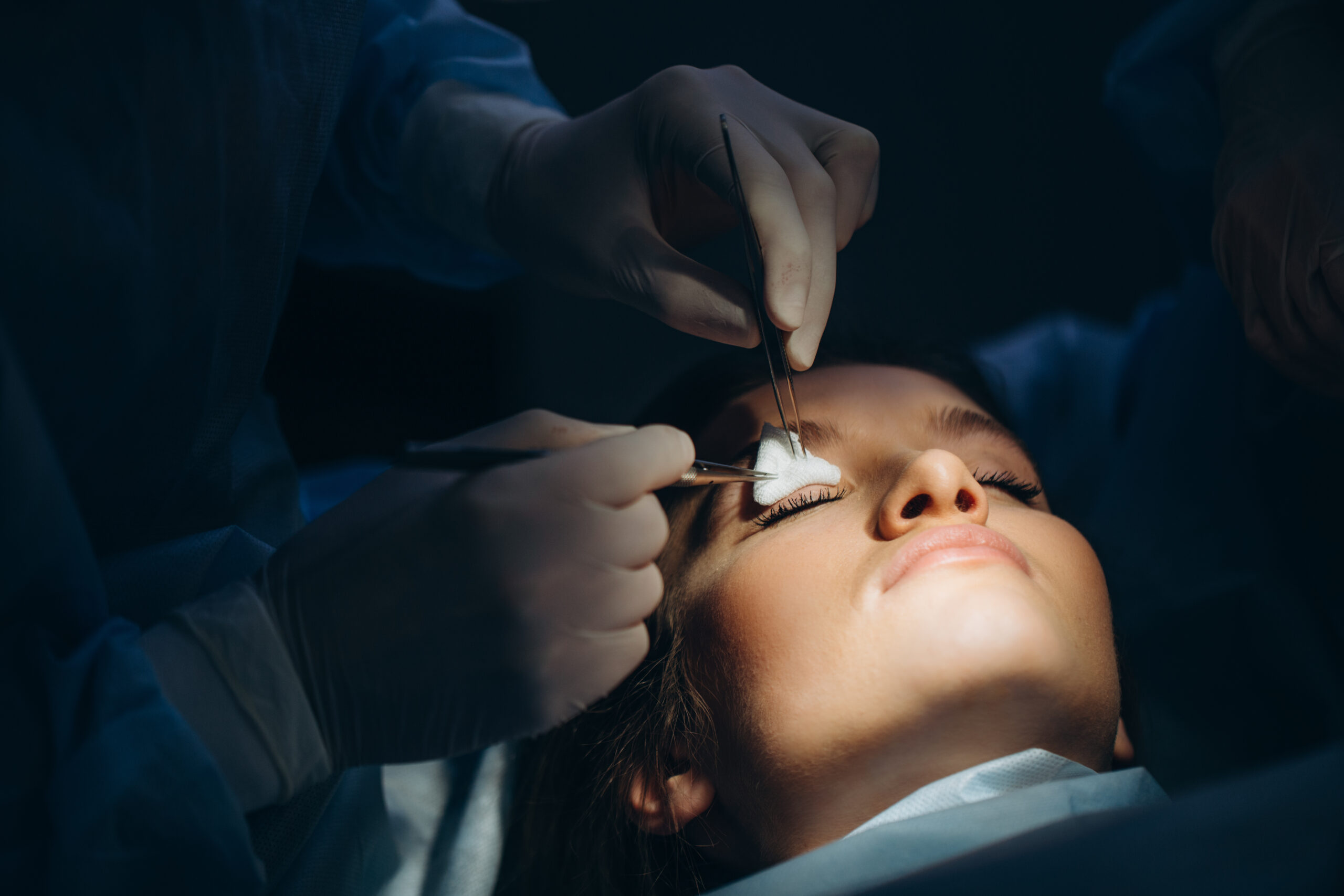 Ophthalmic surgery under the microscope